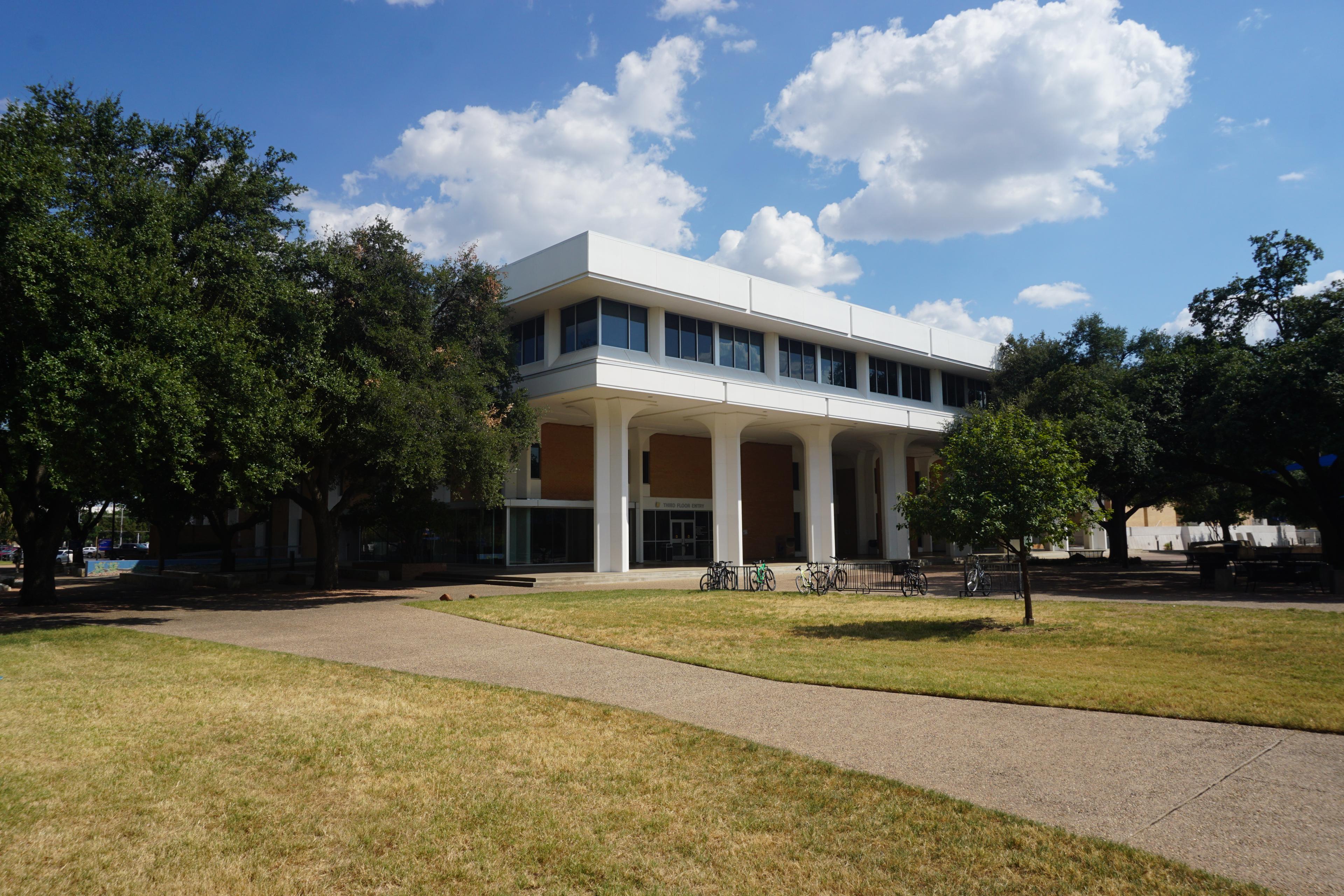 The Porter Henderson Library on the campus of Angelo State University in San Angelo, Texas (United States).