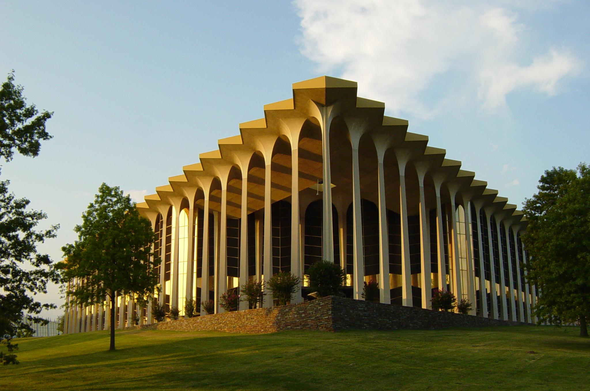 Photograph of the Learning Resource Center - Graduate Center on the campus of Oral Roberts Universityen in Tulsaen, Oklahomaen.
