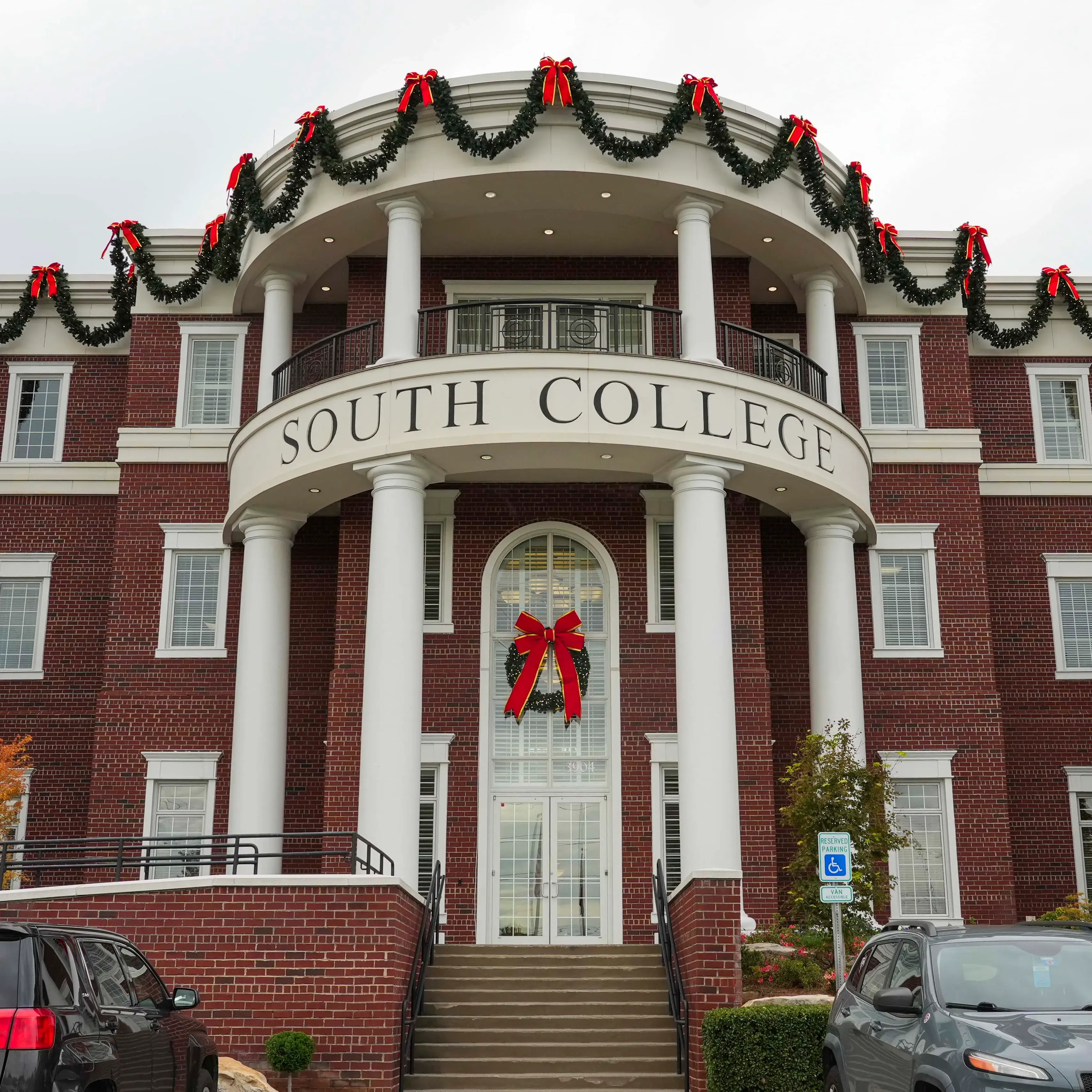 76093407007-kns-20241106-south-college-christmas