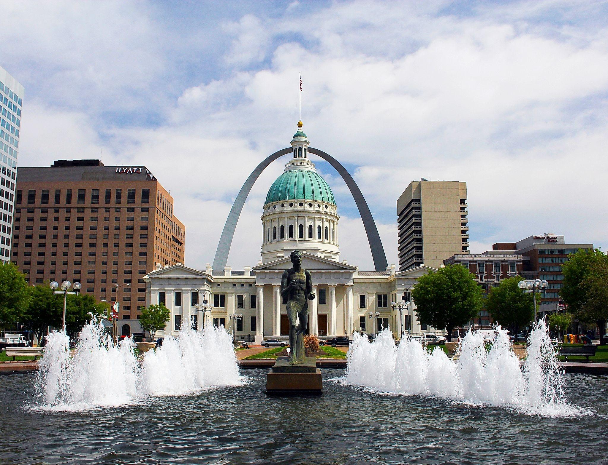 Runner Fountain and Old Courthouse and Arch