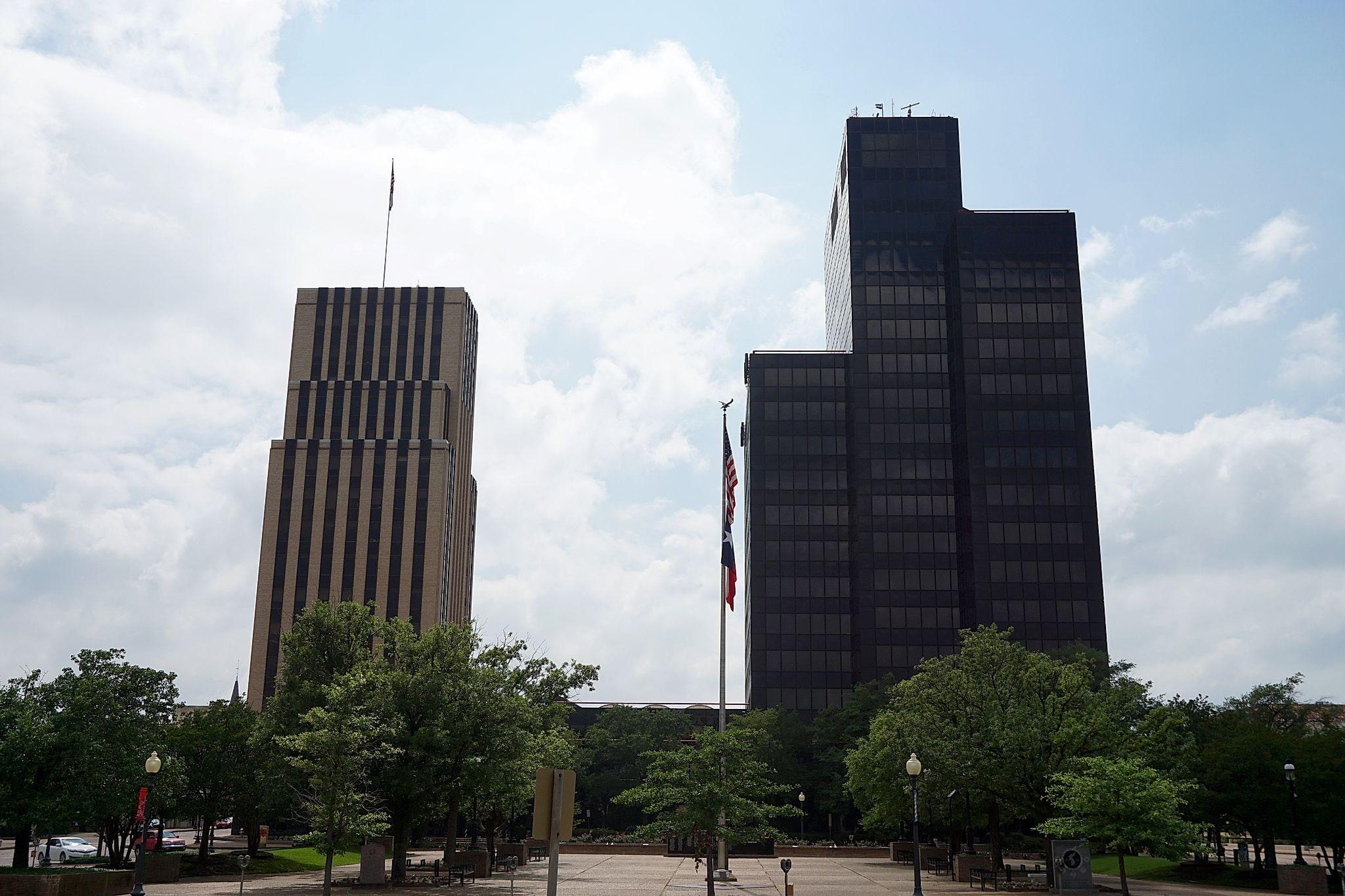 The People's Petroleum Building and Plaza Tower in Tyler , Texas ( United States ).